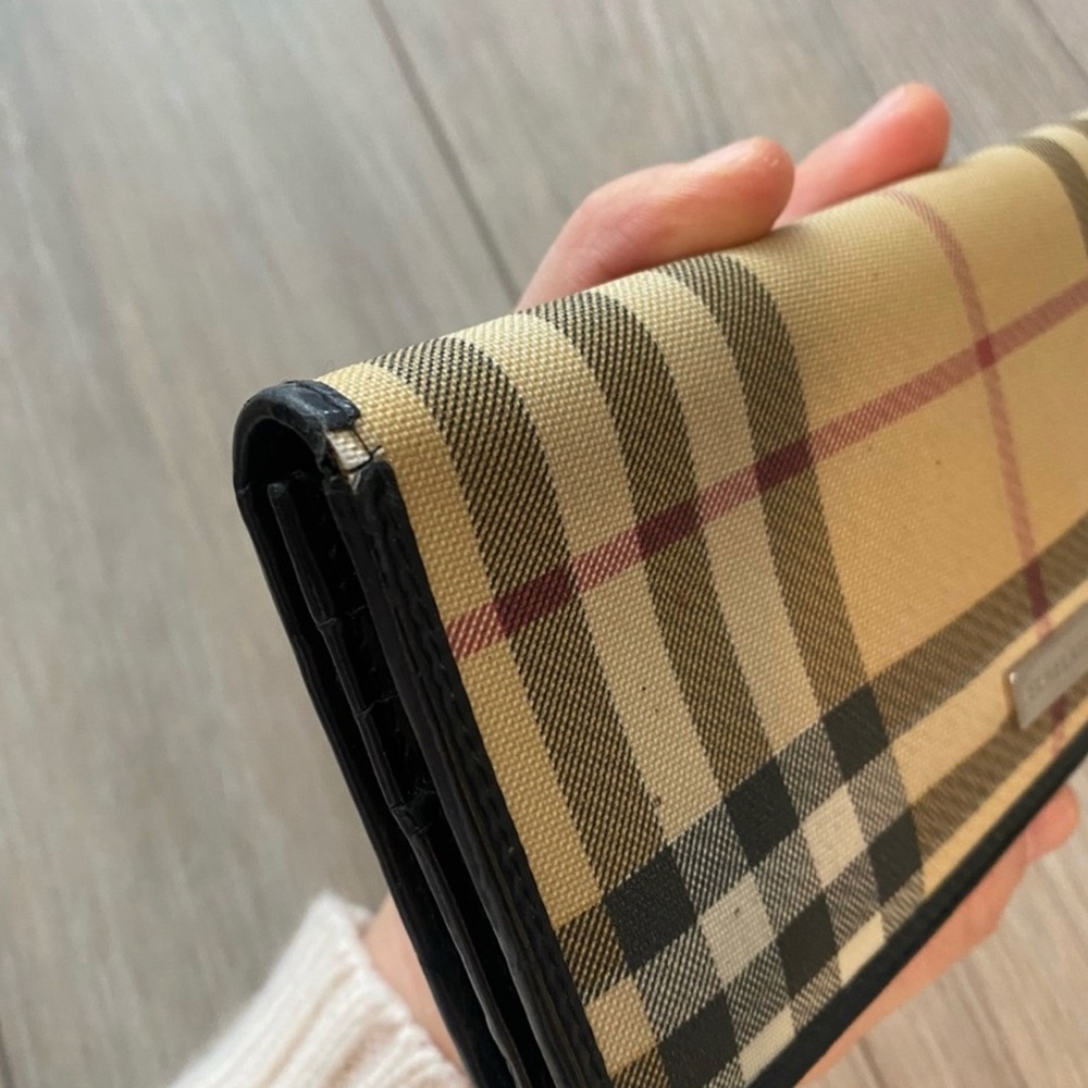 Burberry Beige Check Continental Wallet with Black and Red Accents - Picture 4 of 10